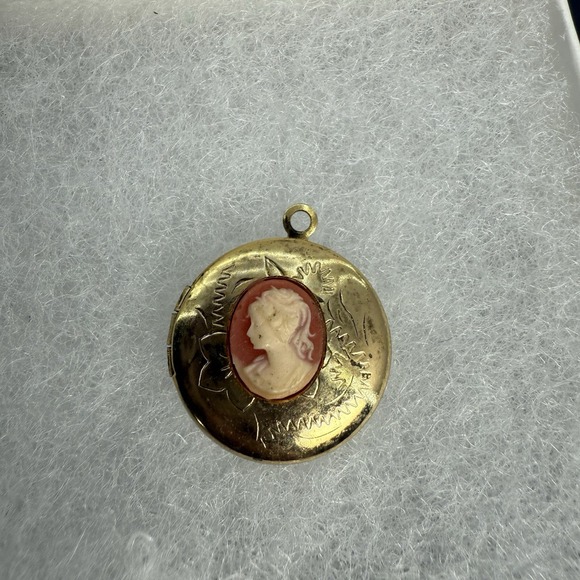Vtg Carved Cameo Locket Pendant, 1" Round, Gold Tone, 2 Small Photos - Picture 1 of 10